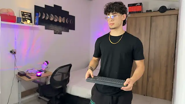 Snapshot of Kisan_Smith chatting on November 8, 2:01 am Kisan Smith online show from November 8, 2:01 am