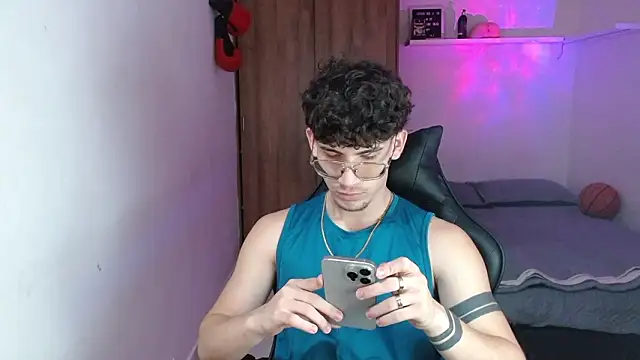 Kisan Smith online show from March 12, 2:39 am