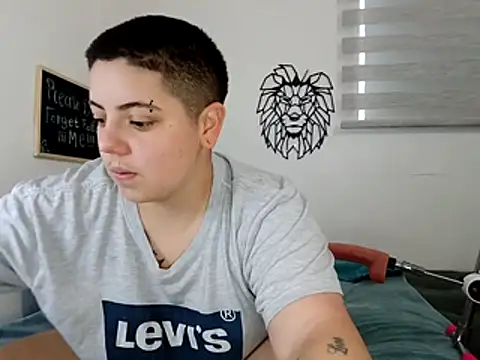 Snapshot of aron_lettone01 chatting on October 24, 10:28 pm aron lettone01 online show from October 24, 10:28 pm