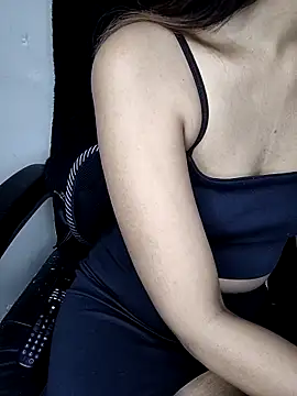 Snapshot of Leeeezzzz_roy chatting on November 25, 8:20 pm Leeeezzzz roy online show from November 25, 8:20 pm