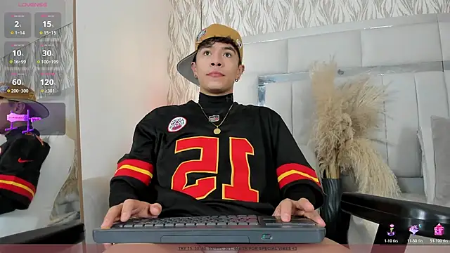 Snapshot of 1m_Joel chatting on December 15, 5:01 am 1m Joel online show from December 15, 5:01 am