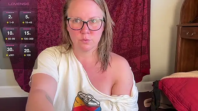 Snapshot of GlitterKitty108 chatting on November 28, 2:31 pm GlitterKitty108 online show from November 28, 2:31 pm