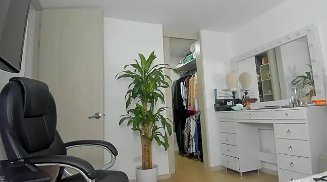 Snapshot of charlotte_tiller chatting on December 24, 11:44 pm charlotte tiller online show from December 24, 11:44 pm