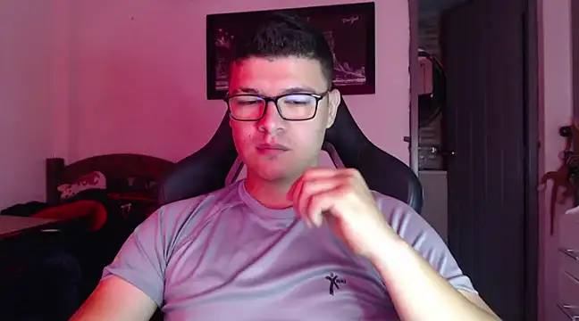 Snapshot of Plug_Control chatting on February 19, 1:17 pm Plug Control online show from February 19, 1:17 pm