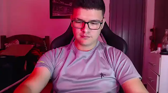 Snapshot of Plug_Control chatting on February 19, 5:49 pm Plug Control online show from February 19, 5:49 pm