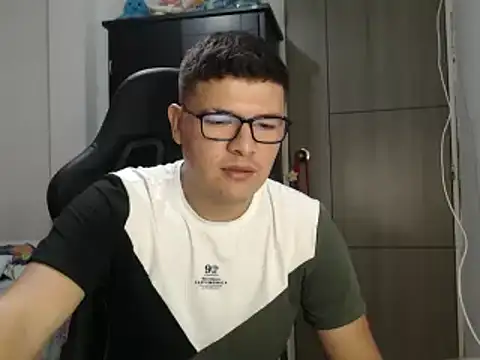 Snapshot of Plug_Control chatting on March 4, 8:49 pm Plug Control online show from March 4, 8:49 pm