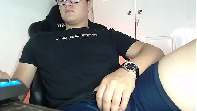 Snapshot of Plug_Control chatting on September 18, 3:30 am Plug Control online show from September 18, 3:30 am