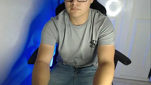 Snapshot of Plug_Control chatting on September 19, 5:20 am Plug Control online show from September 19, 5:20 am