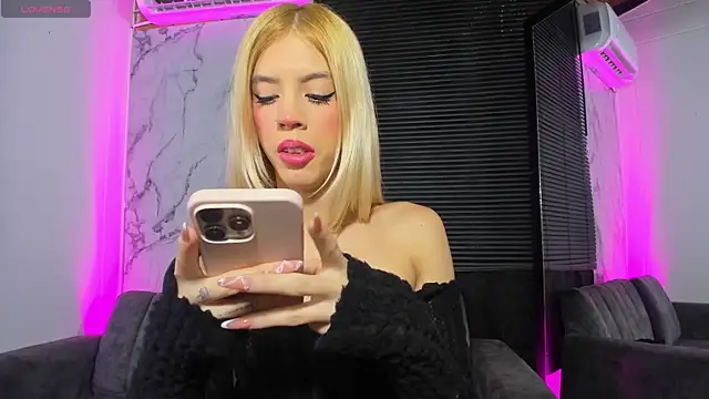 Courtney gonet online show from December 17, 12:55 pm