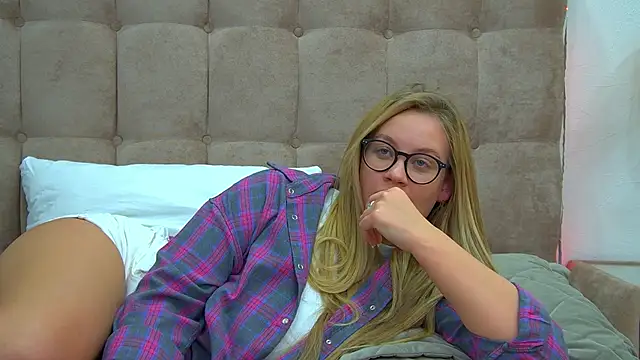 Snapshot of MariaNeumann chatting on January 18, 12:24 am MariaNeumann online show from January 18, 12:24 am