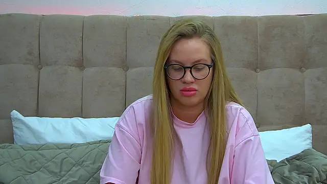 Snapshot of MariaNeumann chatting on January 18, 6:43 pm MariaNeumann online show from January 18, 6:43 pm