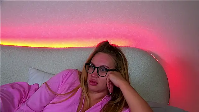 Snapshot of MariaNeumann chatting on February 3, 12:58 am MariaNeumann online show from February 3, 12:58 am