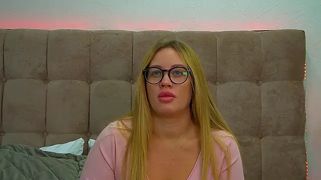 Snapshot of MariaNeumann chatting on February 4, 6:25 am MariaNeumann online show from February 4, 6:25 am