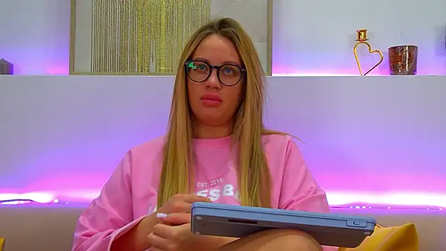 Snapshot of MariaNeumann chatting on February 10, 4:41 am MariaNeumann online show from February 10, 4:41 am