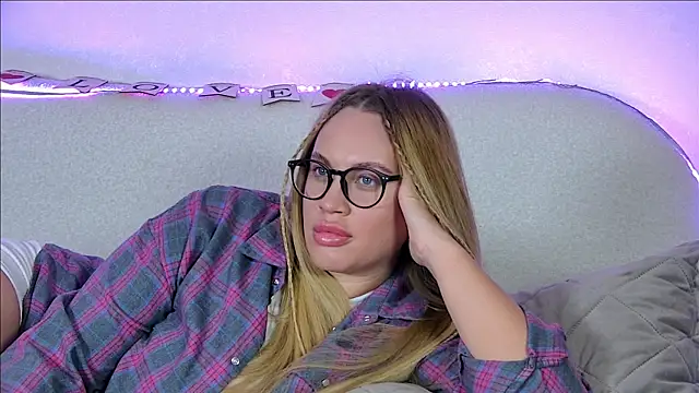 Snapshot of MariaNeumann chatting on February 13, 9:41 am MariaNeumann online show from February 13, 9:41 am