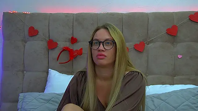 Snapshot of MariaNeumann chatting on February 18, 6:26 am MariaNeumann online show from February 18, 6:26 am