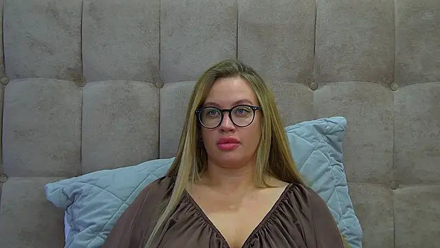 Snapshot of MariaNeumann chatting on February 18, 9:32 am MariaNeumann online show from February 18, 9:32 am