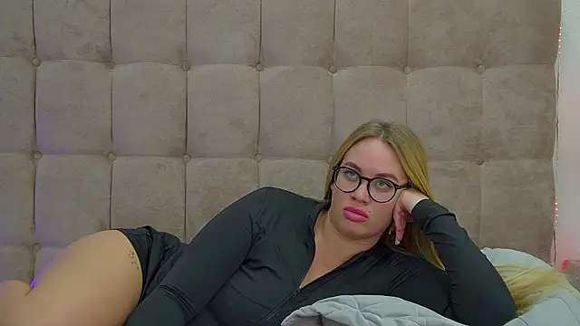 Snapshot of MariaNeumann chatting on March 1, 3:32 am MariaNeumann online show from March 1, 3:32 am