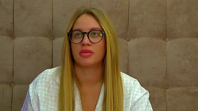 Snapshot of MariaNeumann chatting on March 6, 4:28 pm MariaNeumann online show from March 6, 4:28 pm