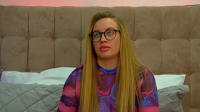 Snapshot of MariaNeumann chatting on March 7, 7:08 am MariaNeumann online show from March 7, 7:08 am