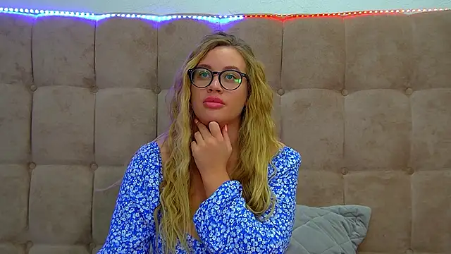 Snapshot of MariaNeumann chatting on March 13, 3:39 pm MariaNeumann online show from March 13, 3:39 pm