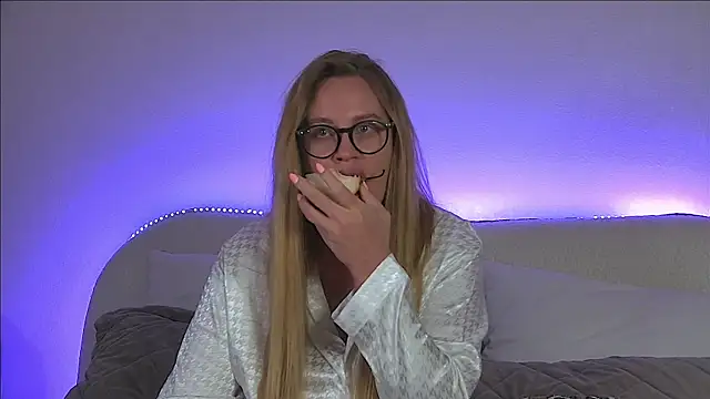 Snapshot of MariaNeumann chatting on March 16, 6:34 pm MariaNeumann online show from March 16, 6:34 pm