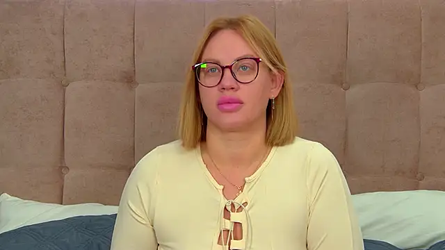 Snapshot of MariaNeumann chatting on September 18, 6:37 am MariaNeumann online show from September 18, 6:37 am