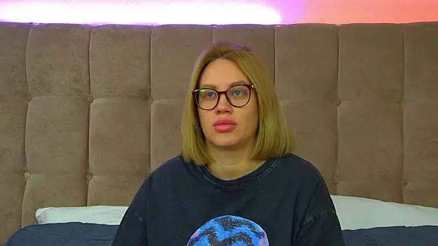 Snapshot of MariaNeumann chatting on September 19, 6:15 am MariaNeumann online show from September 19, 6:15 am