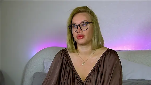 Snapshot of MariaNeumann chatting on October 2, 6:42 am MariaNeumann online show from October 2, 6:42 am