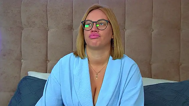 Snapshot of MariaNeumann chatting on October 9, 6:22 am MariaNeumann online show from October 9, 6:22 am