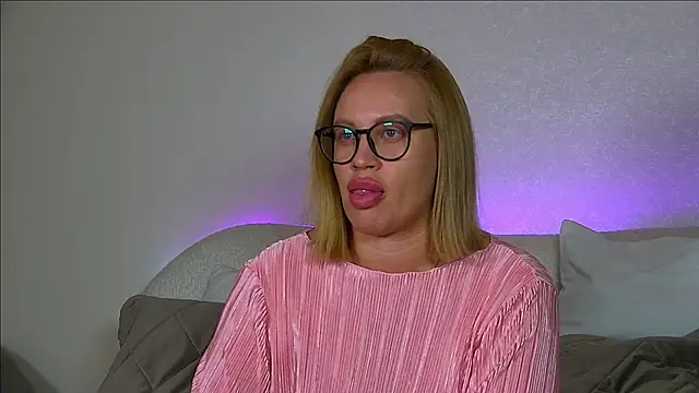 Snapshot of MariaNeumann chatting on October 19, 6:30 pm MariaNeumann online show from October 19, 6:30 pm