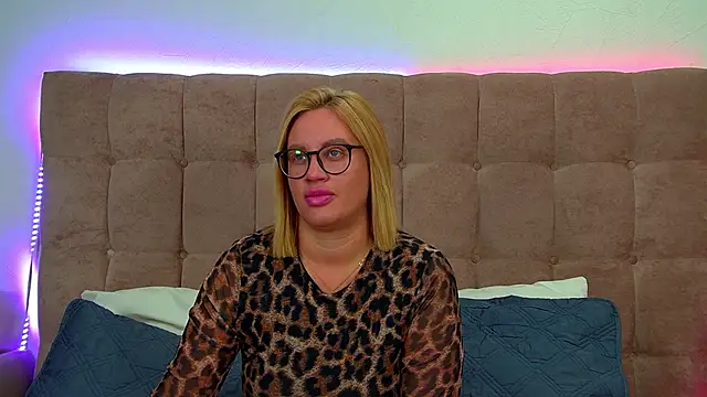 Snapshot of MariaNeumann chatting on October 22, 6:24 am MariaNeumann online show from October 22, 6:24 am