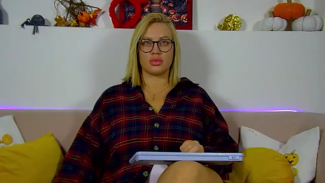 Snapshot of MariaNeumann chatting on November 2, 6:32 pm MariaNeumann online show from November 2, 6:32 pm