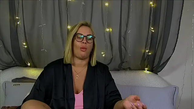 Snapshot of MariaNeumann chatting on November 9, 6:39 pm MariaNeumann online show from November 9, 6:39 pm