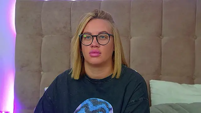 Snapshot of MariaNeumann chatting on November 19, 6:24 am MariaNeumann online show from November 19, 6:24 am