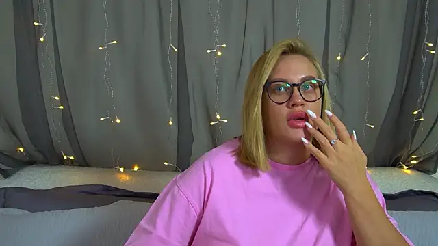 Snapshot of MariaNeumann chatting on November 22, 6:29 pm MariaNeumann online show from November 22, 6:29 pm