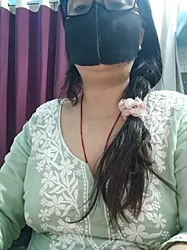 Snapshot of Aishwaryaa_69 chatting on May 10, 2:17 am Aishwaryaa 69 online show from May 10, 2:17 am