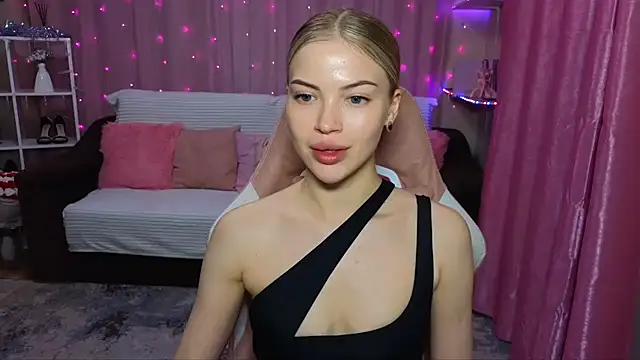 EmmyMills online show from December 1, 9:04 pm