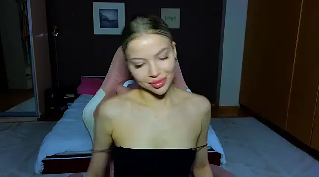 EmmyMills online show from March 4, 7:01 pm