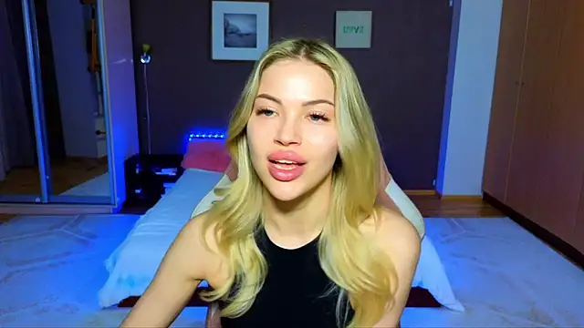 EmmyMills online show from March 22, 6:36 pm