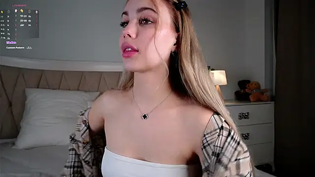 Snapshot of LillianLester chatting on February 22, 1:11 am LillianLester online show from February 22, 1:11 am