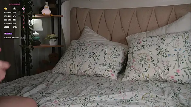 Snapshot of LillianLester chatting on March 20, 4:18 am LillianLester online show from March 20, 4:18 am