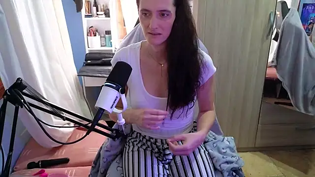 Snapshot of MemiKouki chatting on October 25, 5:19 pm MemiKouki online show from October 25, 5:19 pm