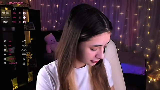 Snapshot of DarlaLike chatting on December 9, 4:45 am DarlaLike online show from December 9, 4:45 am