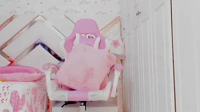 Snapshot of BriggitteEbonny chatting on December 17, 11:49 pm BriggitteEbonny online show from December 17, 11:49 pm