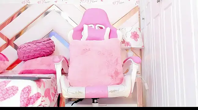 Snapshot of BriggitteEbonny chatting on December 23, 6:00 am BriggitteEbonny online show from December 23, 6:00 am