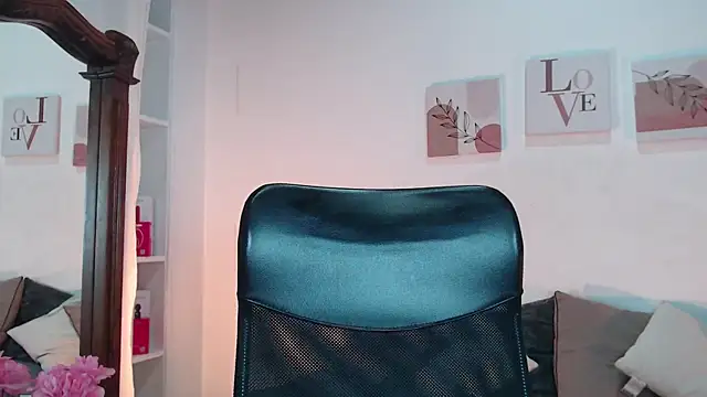 Snapshot of madisex_s chatting on September 18, 1:46 pm madisex s online show from September 18, 1:46 pm