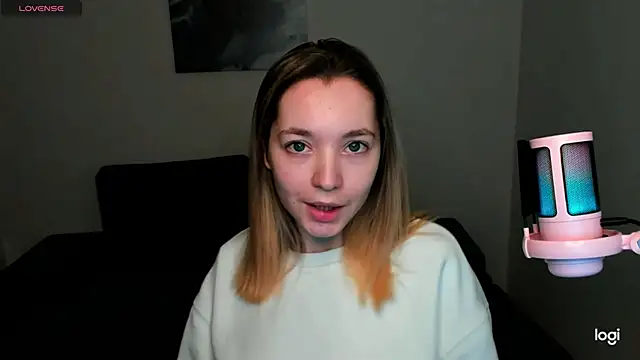 Snapshot of MiaThaine chatting on December 6, 3:33 pm MiaThaine online show from December 6, 3:33 pm