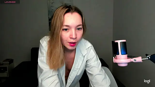 Snapshot of MiaThaine chatting on December 8, 1:02 am MiaThaine online show from December 8, 1:02 am