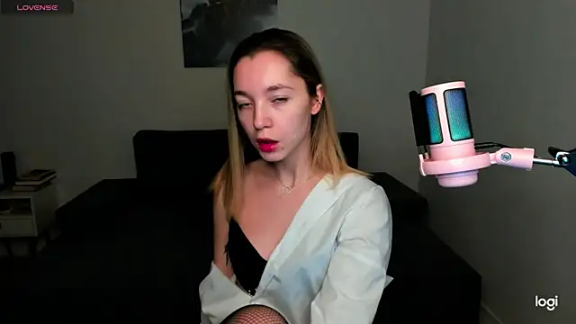 Snapshot of MiaThaine chatting on December 14, 1:59 pm MiaThaine online show from December 14, 1:59 pm